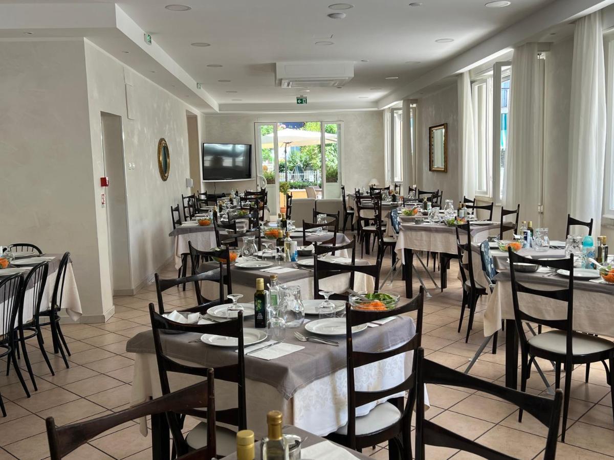 Hotel Monti Riccione Zewnętrze zdjęcie